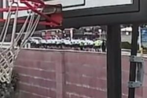 逆走した車が、マラソンをしていた75人の集団に突っ込む【動画】