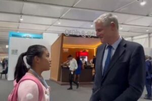 「COP27」の会場で、英の環境大臣が少女に問い詰められ逃げていく