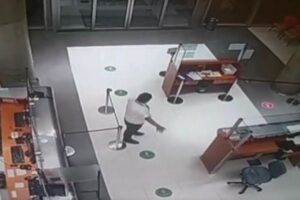 警備員が見えない患者を案内？アルゼンチンの病院で不可解な映像を撮影