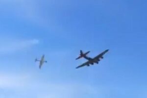 米・航空ショーで「B-17」と「P-63」が上空で衝突、両機とも墜落