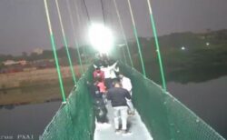 インドの吊り橋事故、崩落する瞬間の動画がSNSに浮上