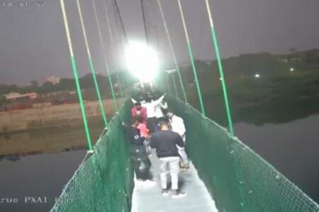 インドの吊り橋事故、崩落する瞬間の動画がSNSに浮上