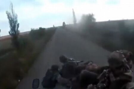 ウクライナ軍の攻撃から逃げるロシア兵、パニックになり装甲車が横転か？【動画】