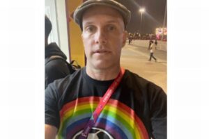 【サッカーW杯】虹色のTシャツを着ていた、ジャーナリスが拘束される