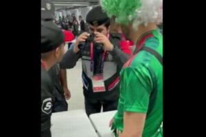 【サッカーW杯】メキシコの観客、双眼鏡にアルコールを忍ばせるもバレてしまう