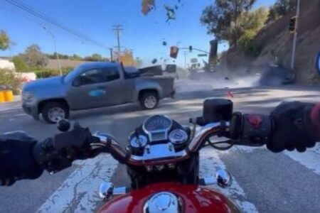 信号待ちしていたバイクに、衝突された車が飛んできた！衝撃的な事故映像