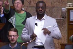 極右議員が黒人議員に「アフリカに帰れ！」とヤジ、議会が一時騒然【フランス】