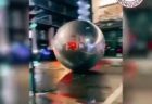 クリスマス用の巨大な2つのボールが、ロンドンの通りを転がっていく