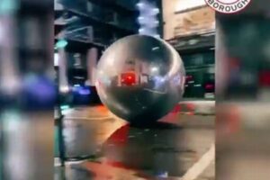 クリスマス用の巨大な2つのボールが、ロンドンの通りを転がっていく