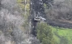 ウクライナ兵が至近距離でロシア軍の戦車を撃破、息を飲むドローン映像