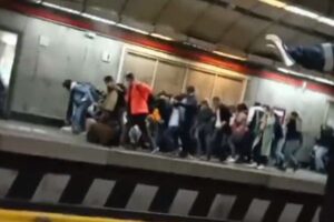 イランの駅で大規模なデモ、治安部隊が人々に発砲【動画】