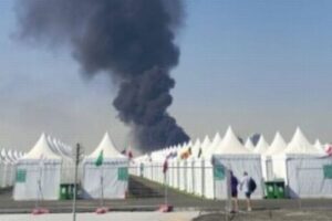 【サッカーW杯】ファン・ビレッジの近くで火災が発生、黒煙が上がる