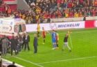 トルコのサッカーの試合に観客が乱入、GKがコーナーフラッグで襲われる