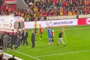 トルコのサッカーの試合に観客が乱入、GKがコーナーフラッグで襲われる