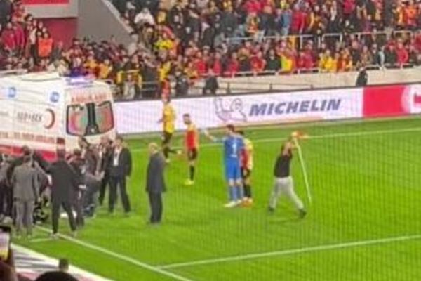 トルコのサッカーの試合に観客が乱入、GKがコーナーフラッグで襲われる