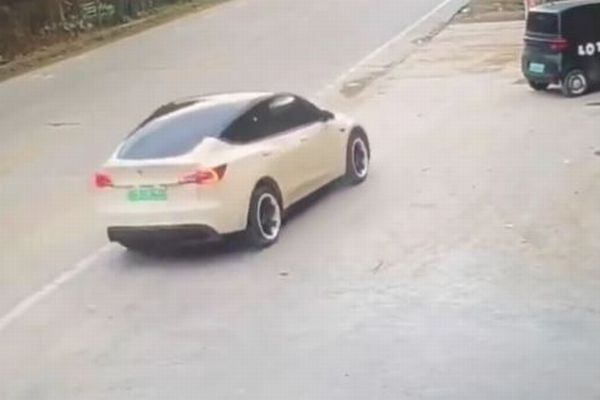 中国でテスラが暴走し、2人が死亡、撮影された動画が恐ろしい