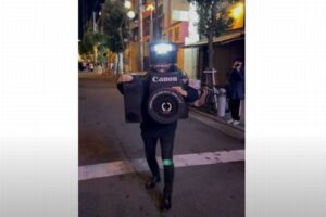 カメラのコスチュームを着た男性が街に登場、その仕掛けが秀逸