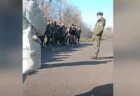 ロシアの動員兵の妻たちが、夫を見つけるためにウクライナ領へ、指揮官を非難