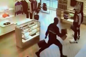 まるでコメディ！ルイ・ヴィトンを盗んで逃げた泥棒、ガラス扉に激突し気絶