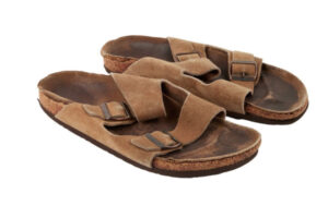 Appleの創設者スティーブ・ジョブズが履き古したサンダル、3000万円で落札