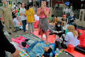 インドネシアでM5.6の地震が発生、建物が倒壊し162人が死亡【動画】