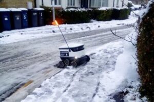 路面凍結で立ち往生した宅配ロボット、助けてくれた人間に「ありがとう」