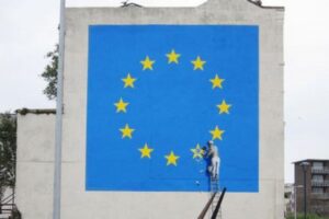 白塗りされたバンクシーの有名な壁画、取り壊される可能性