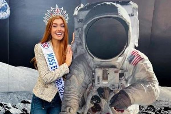 ミス・イングランドの女性が、将来宇宙飛行士を目指す