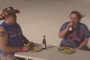 極寒の吹雪に見舞われた庭で、ハンバーガーを食べる猛者がいた!【アメリカ】