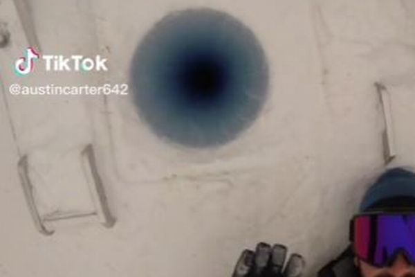 南極の氷の奥深くにカメラが潜入、200万年前のアイスコアを撮影