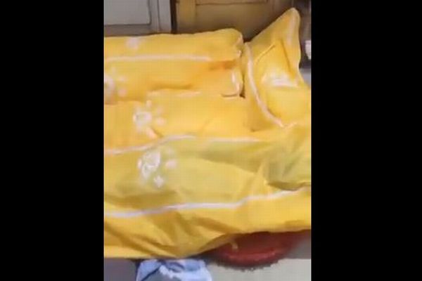 中国で新型コロナにより死者が急増、病院には遺体袋が数多く並ぶ【動画】