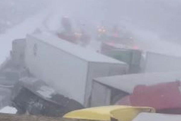 雪の影響により50台の玉突き事故、4人死亡【アメリカ】