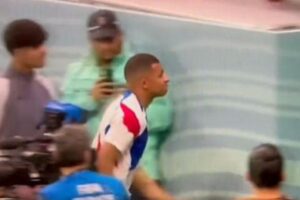 【サッカーW杯】蹴ったボールがサポーターを直撃、エムバペ選手が直接謝罪