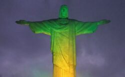 ブラジルでペレの死を悼み、キリスト像が国旗の色にライトアップ