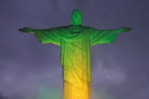 ブラジルでペレの死を悼み、キリスト像が国旗の色にライトアップ