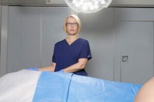 英放送局がある女性の死から遺体解剖までを記録、番組で放送予定