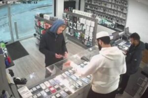 店でスマホを盗んで逃げようとした泥棒、数秒で諦める