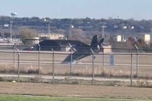 米戦闘機「「F35」が、垂直着陸を試みようして失敗