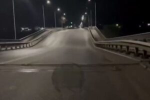 ウクライナ軍がメリトポリの橋を攻撃、ロシア軍の補給経路に損害か