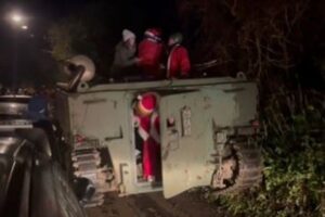 装甲車に乗った酔っぱらいのサンタたち、村で混乱を引き起こす【イギリス】