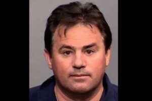 カルト宗教の指導者、20人の女性や少女と結婚し、告発される【アメリカ】