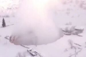 まるで「地獄への扉」、ロシアの鉱山に巨大なクレーターが出現