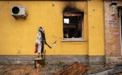 ウクライナでバンクシーの絵を盗もうと、人々が壁ごと切り取ってしまう