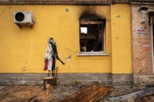 ウクライナでバンクシーの絵を盗もうと、人々が壁ごと切り取ってしまう