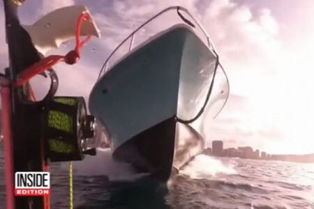海から浮上した男性にモーターボートが急接近、危うく死を免れる【動画】