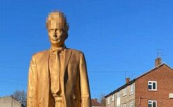 男性器の頭をしたプーチン大統領の像、イギリスの村に出現