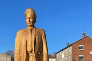 男性器の頭をしたプーチン大統領の像、イギリスの村に出現
