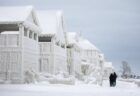カナダの町に「氷の家」が出現、完全に凍り付き『アナ雪』状態に
