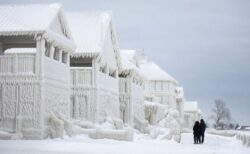 カナダの町に「氷の家」が出現、完全に凍り付き『アナ雪』状態に