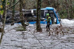 【クリスマス・イブの悲劇】スペインでバスが橋から転落し、6人が死亡